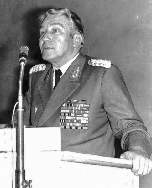 Verteidigungsminister Heinz Hoffmann